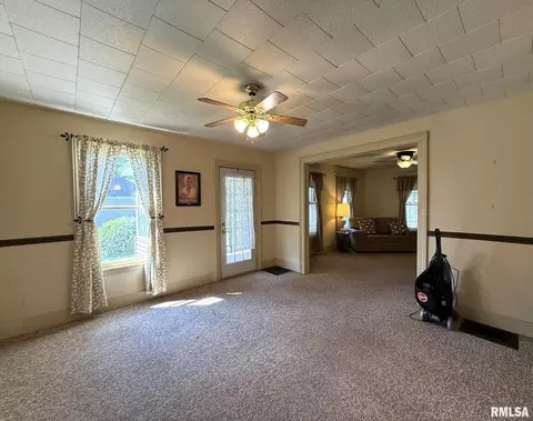 Living - 124 S Joy St, Oneida, IL 61467 photo 4 of 5