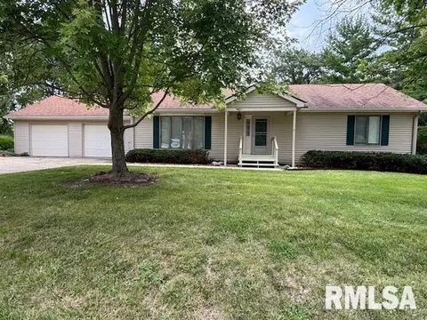 17910 Ridge Dr, Carlinville, IL 62626