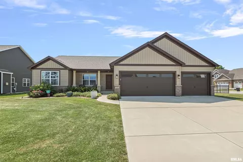 900 Magnolia Dr, Chatham, IL 62629