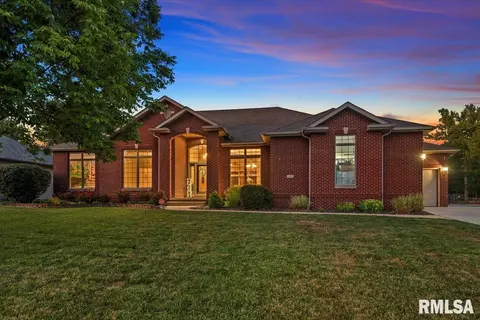 207 Cumberland Dr, Rochester, IL 62563
