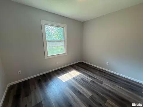 806 N Springfield Rd, Athens, IL 62613 photo 15