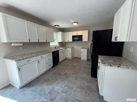 806 N Springfield Rd, Athens, IL 62613 photo 8