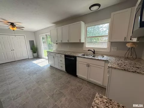 806 N Springfield Rd, Athens, IL 62613 photo 10