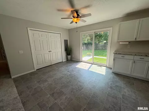 806 N Springfield Rd, Athens, IL 62613 photo 6