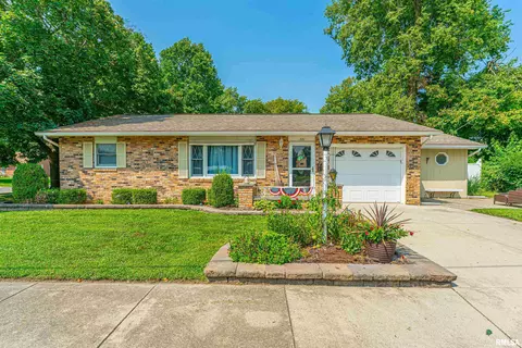 521 Maple St, Lincoln, IL 62656