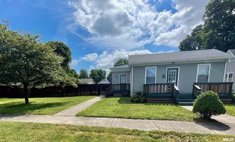617 Decatur St, Lincoln, IL 62656
