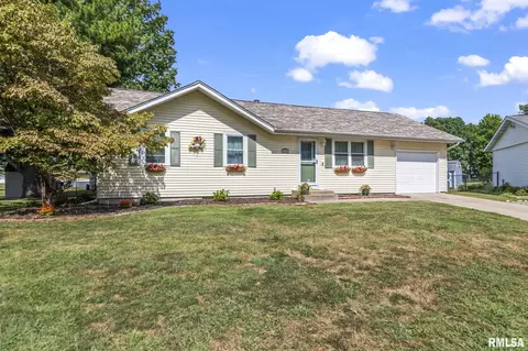 18 Elm Tree Ct, Taylorville, IL 62568