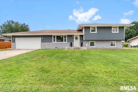 1203 Frisina St, Pawnee, IL 62558