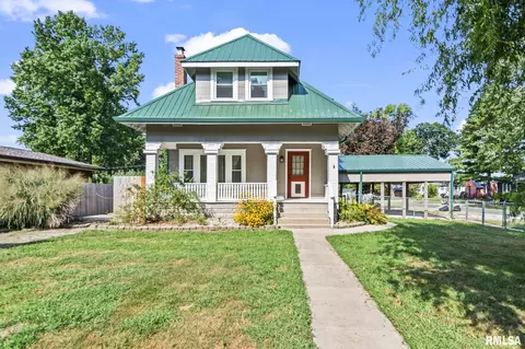 600 W Spruce St, Chatham, IL 62629