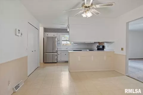 Other - 2708 Delaware Dr, Springfield, IL 62702 photo 3 of 9
