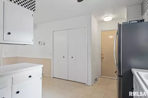 Other - 2708 Delaware Dr, Springfield, IL 62702 photo 5 of 9