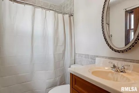 Bath - 2708 Delaware Dr, Springfield, IL 62702 photo 2 of 2