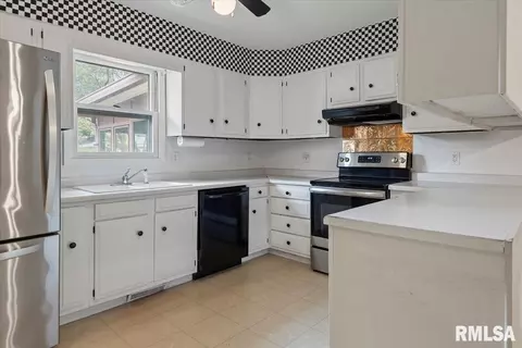 Kitchen - 2708 Delaware Dr, Springfield, IL 62702 photo 2 of 3