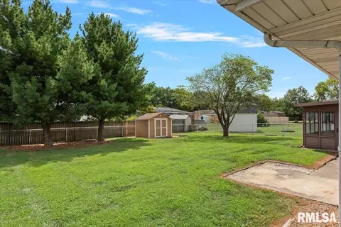 Exterior - 2708 Delaware Dr, Springfield, IL 62702 photo 4 of 5