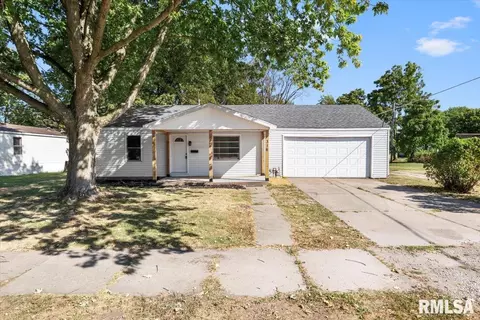 316 W Center St, Girard, IL 62640