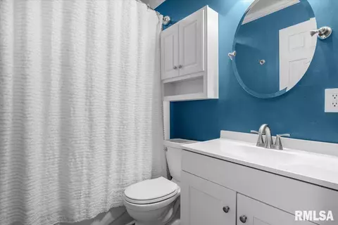 Bath - 314 S Enterprise St, Greenview, IL 62642 photo 2 of 2