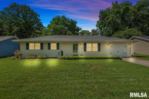 619 Woodland Dr, Chatham, IL 62629