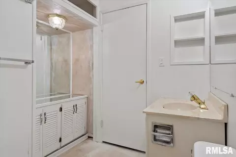 Bath - 122 Circle Dr, Springfield, IL 62703 photo 2 of 2
