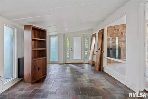 Entry Way - 122 Circle Dr, Springfield, IL 62703 photo 2 of 3