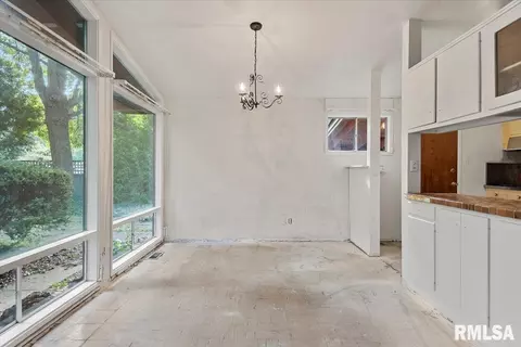 Dining - 122 Circle Dr, Springfield, IL 62703 photo 1 of 1