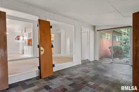 Entry Way - 122 Circle Dr, Springfield, IL 62703 photo 1 of 3
