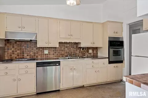 Kitchen - 122 Circle Dr, Springfield, IL 62703 photo 1 of 2