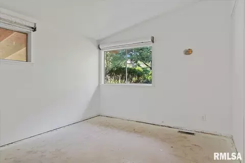 Bedroom - 122 Circle Dr, Springfield, IL 62703 photo 1 of 8