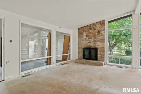 Living - 122 Circle Dr, Springfield, IL 62703 photo 2 of 5