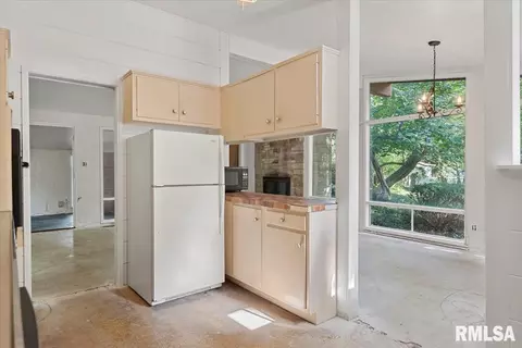Kitchen - 122 Circle Dr, Springfield, IL 62703 photo 2 of 2
