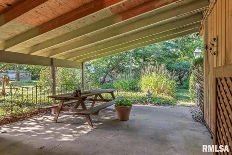 Exterior - 122 Circle Dr, Springfield, IL 62703 photo 6 of 13