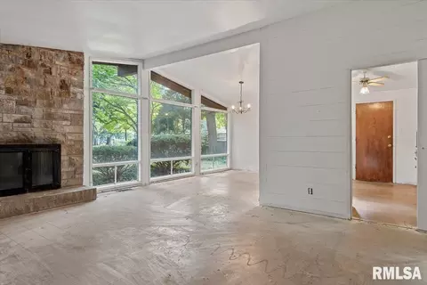 Living - 122 Circle Dr, Springfield, IL 62703 photo 1 of 5