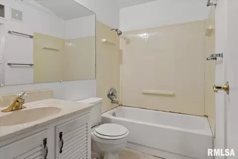 Bath - 122 Circle Dr, Springfield, IL 62703 photo 1 of 2