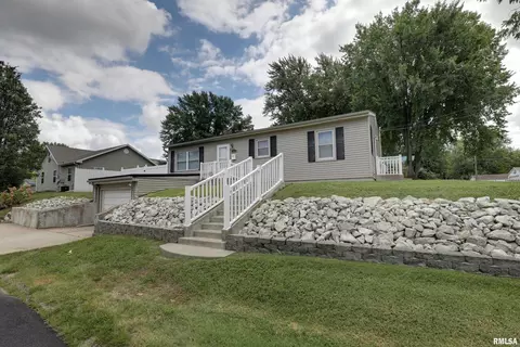 1026 N 15th St, Quincy, IL 62301