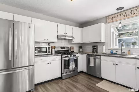 Kitchen - 101 Astoria Rd, Springfield, IL 62704 photo 4 of 4