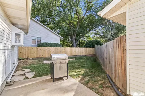Exterior - 101 Astoria Rd, Springfield, IL 62704 photo 3 of 5