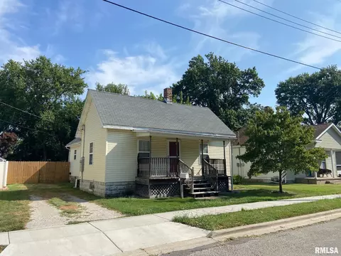 511 E Cleveland St, Taylorville, IL 62568