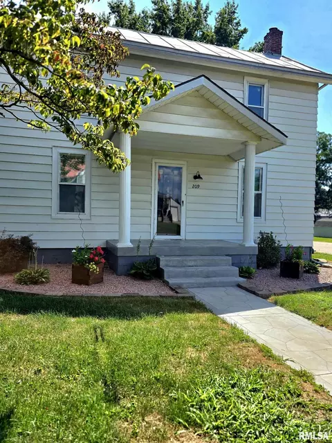 209 Smith St, Ursa, IL 62376