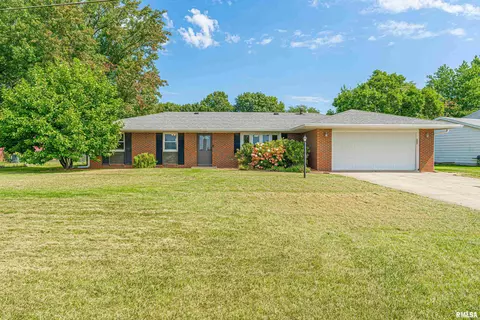 320 Campus View Dr, Lincoln, IL 62656