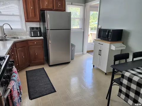 Kitchen - 2625 S Welch Ave, Springfield, IL 62704 photo 3 of 4