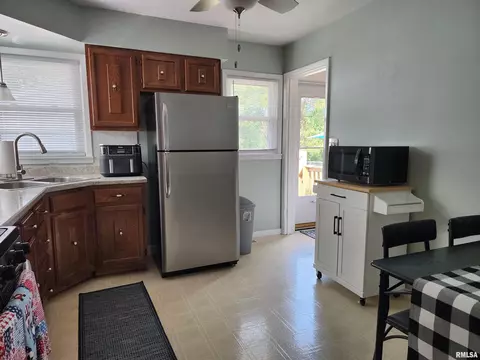 Kitchen - 2625 S Welch Ave, Springfield, IL 62704 photo 2 of 4