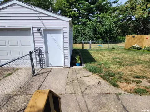 Exterior - 2625 S Welch Ave, Springfield, IL 62704 photo 4 of 5