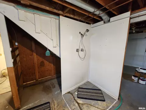 Bath - 2625 S Welch Ave, Springfield, IL 62704 photo 3 of 3