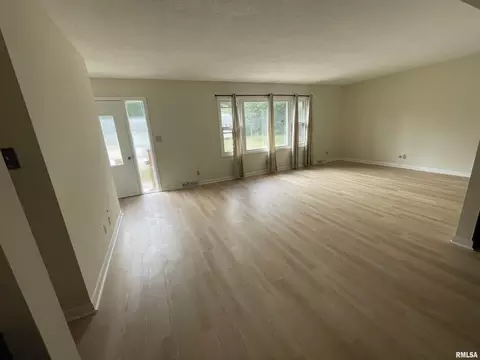 Living - 5 Timberline Dr, Springfield, IL 62711 photo 2 of 4