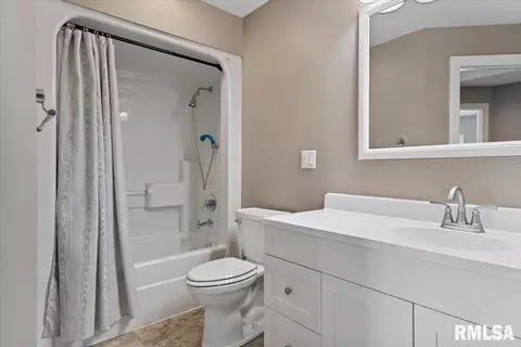 Bath - 4605 Turtle Bay, Springfield, IL 62711 photo 7 of 8