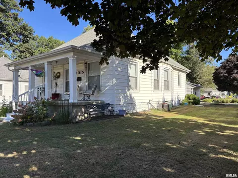 1015 Elm St, Taylorville, IL 62568
