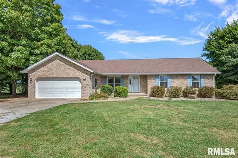 10699 Ogden St, Petersburg, IL 62675