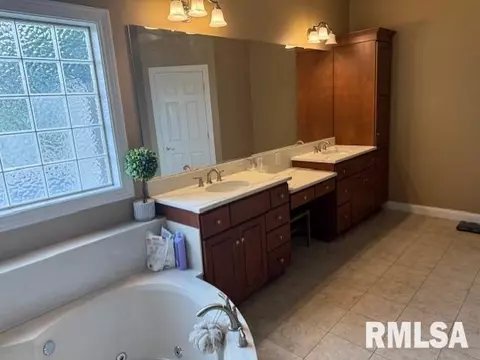 Bath - 2508 Muirfield Rd, Springfield, IL 62711 photo 3 of 5