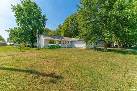 700 W 5th St, Delavan, IL 61734