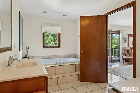 Bath - 2996 Hazlett Rd, Springfield, IL 62707 photo 3 of 6