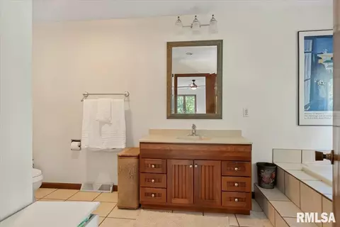 Bath - 2996 Hazlett Rd, Springfield, IL 62707 photo 2 of 6